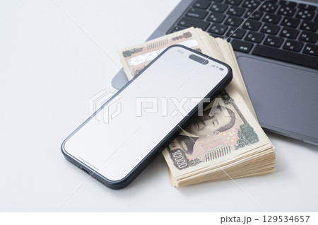 スマホと現金とノートパソコン 129534657