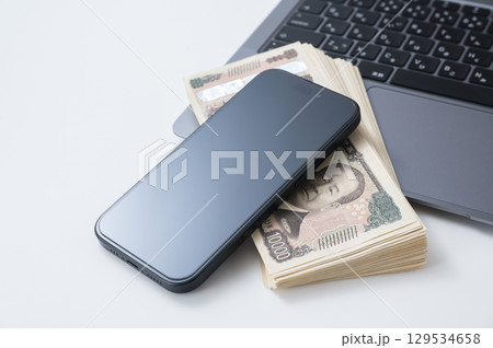 スマホと現金とノートパソコン 129534658