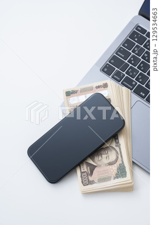 スマホと現金とノートパソコン 129534663