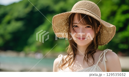 夏の渓流沿いの遊歩道に立つ若い日本人女性 129535032