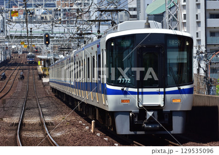 新今宮に到着する南海泉北線 7000系 129535096