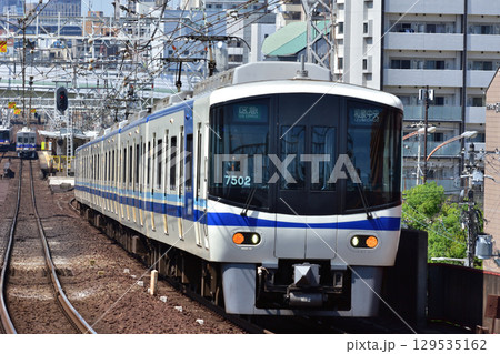 新今宮に到着する南海泉北線 7000系 新今宮に到着する南海泉北線 7000系 129535162