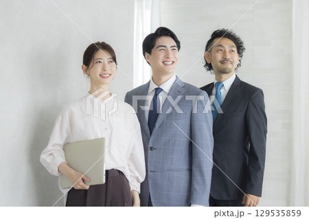 ノートパソコンを持つビジネスマンとビジネスウーマン　 129535859