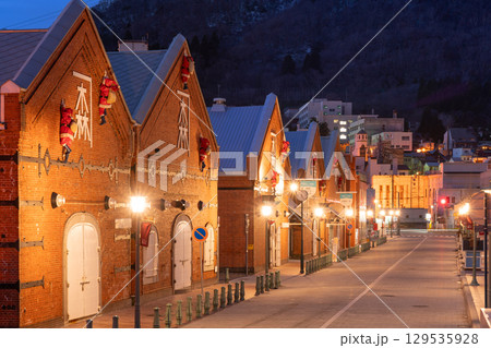函館_冬の赤レンガ倉庫夜景 129535928