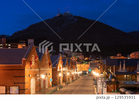 函館_冬の赤レンガ倉庫夜景 129535931