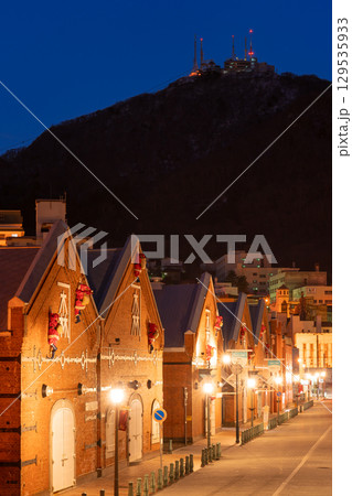 函館_冬の赤レンガ倉庫夜景 129535933