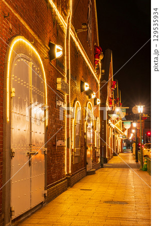 函館_冬の赤レンガ倉庫夜景 129535934