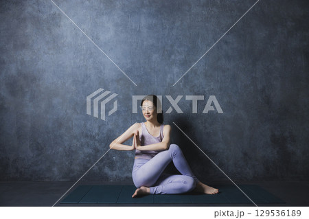 ヨガをする女性　 129536189