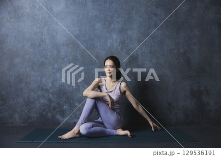 ヨガをする女性　 129536191