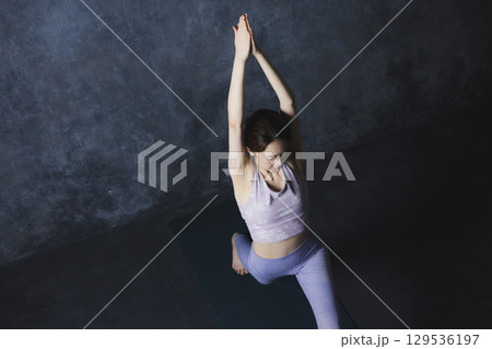 ヨガをする女性　 129536197