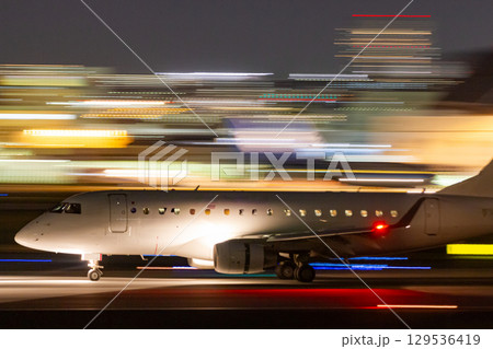 夜の空港を疾走する小型ジェット機 夜の空港を疾走する小型ジェット機 129536419