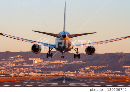 朝焼け空と着陸する旅客機後方 朝焼け空と着陸する旅客機後方 129536742