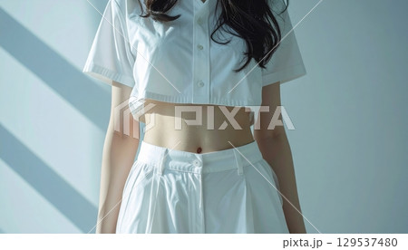 若い女性の腹部 若い女性の腹部 129537480