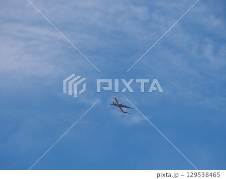 夏の青空を羽田に向かう旅客機 129538465