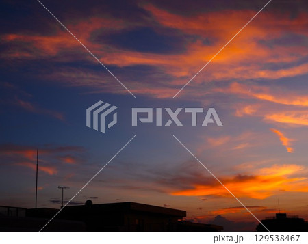 真っ赤に染まる夕焼雲 129538467