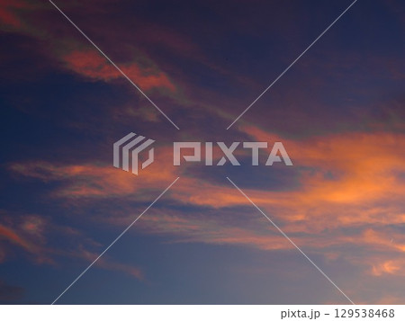 真っ赤に染まる夕焼雲 129538468