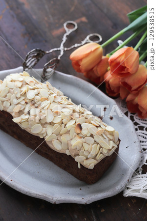 アーモンドをトッピングしたキャロットケーキ アーモンドをトッピングしたキャロットケーキ 129538515