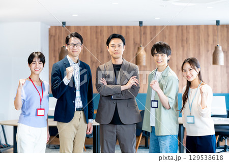 オフィスで働くビジネスパーソン 129538618