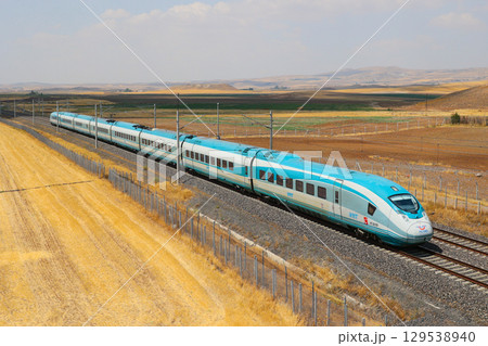 大地を走るトルコ高速鉄道YHT 129538940
