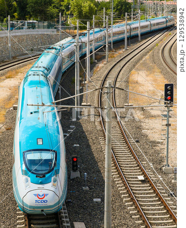 アンカラ駅を発車するトルコ高速鉄道YHT 129538942