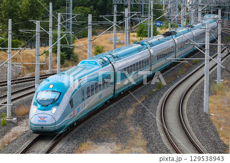 アンカラ駅に入線するトルコ高速鉄道YHT 129538943
