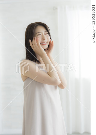 若い女性　 129539031