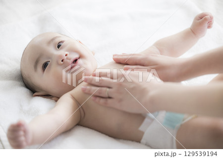 赤ちゃんのお世話をする若い母親 129539194