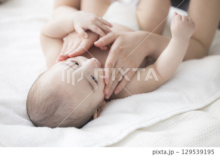 赤ちゃんのお世話をする若い母親 129539195