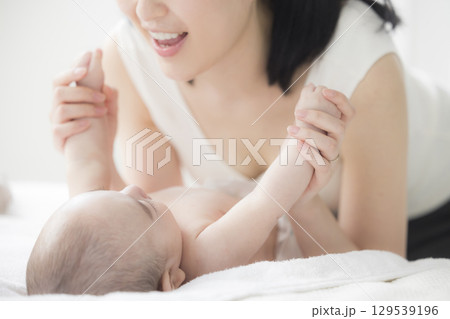 赤ちゃんのお世話をする若い母親 129539196