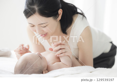 赤ちゃんのお世話をする若い母親 赤ちゃんのお世話をする若い母親 129539197