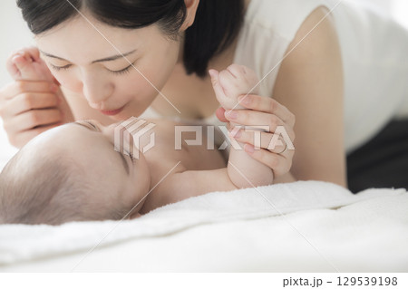 赤ちゃんのお世話をする若い母親 129539198