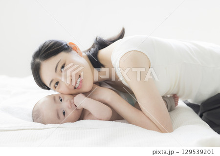 赤ちゃんのお世話をする若い母親 129539201