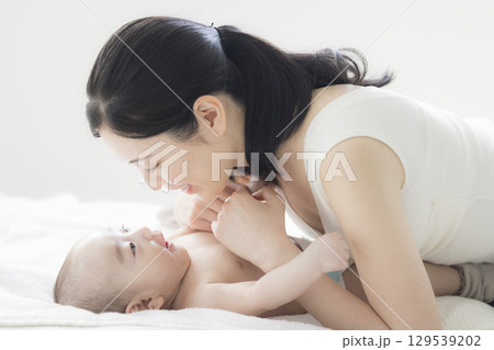 赤ちゃんのお世話をする若い母親 129539202
