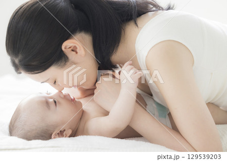 赤ちゃんのお世話をする若い母親 129539203