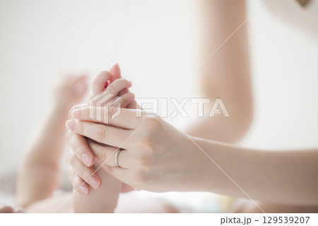 赤ちゃんのお世話をする若い母親 赤ちゃんのお世話をする若い母親 129539207