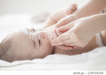 赤ちゃんのお世話をする若い母親 129539208