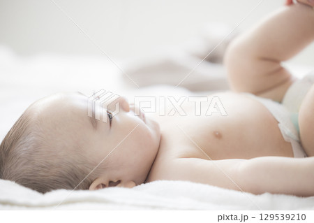 赤ちゃんのお世話をする若い母親 赤ちゃんのお世話をする若い母親 129539210