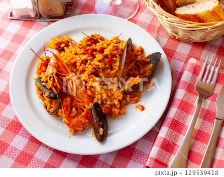 Paella de mariscos with shrimps and mussels Paella de mariscos with shrimps and mussels 129539418