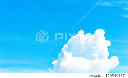 夏の青空と白い雲のシンプルな風景 夏の青空と白い雲のシンプルな風景 129540137