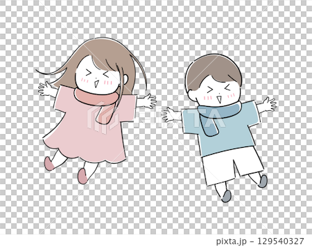 両手を広げる女の子と男の子（マフラー） 129540327