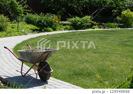 Mulching Mulching 129540698