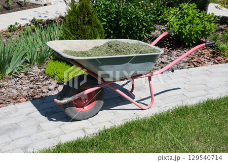 Mulching 129540714