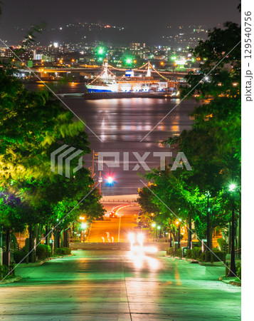 函館　夜の八幡坂 129540756