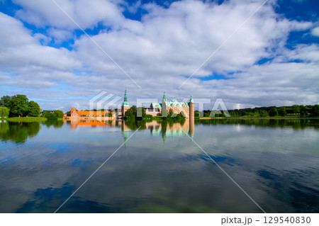 北欧のデンマーク王国　コペンハーゲン近郊ヒレレズのパラス湖に浮かぶフレデリクスボー城と湖面の水鏡 129540830