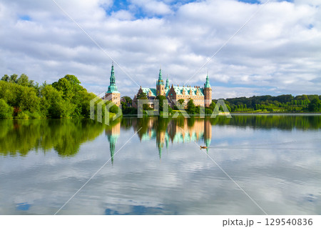 北欧のデンマーク王国　コペンハーゲン近郊ヒレレズのパラス湖に浮かぶフレデリクスボー城と湖面の水鏡 129540836