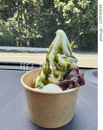 車のダッシュボードに置いた抹茶サンデー 車のダッシュボードに置いた抹茶サンデー 129540890