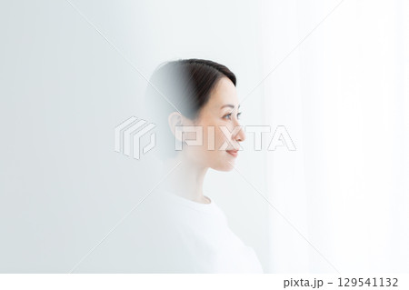 光の中で前を見つめる透明感のある女性の横顔 光の中で前を見つめる透明感のある女性の横顔 129541132