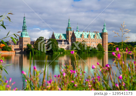 北欧のデンマーク王国　コペンハーゲン近郊ヒレレズのパラス湖畔の花越しのフレデリクスボー城と水鏡 129541173