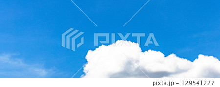 青空とゆっくり流れる白い雲 129541227