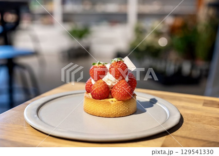 苺が映える可愛らしいタルト 129541330